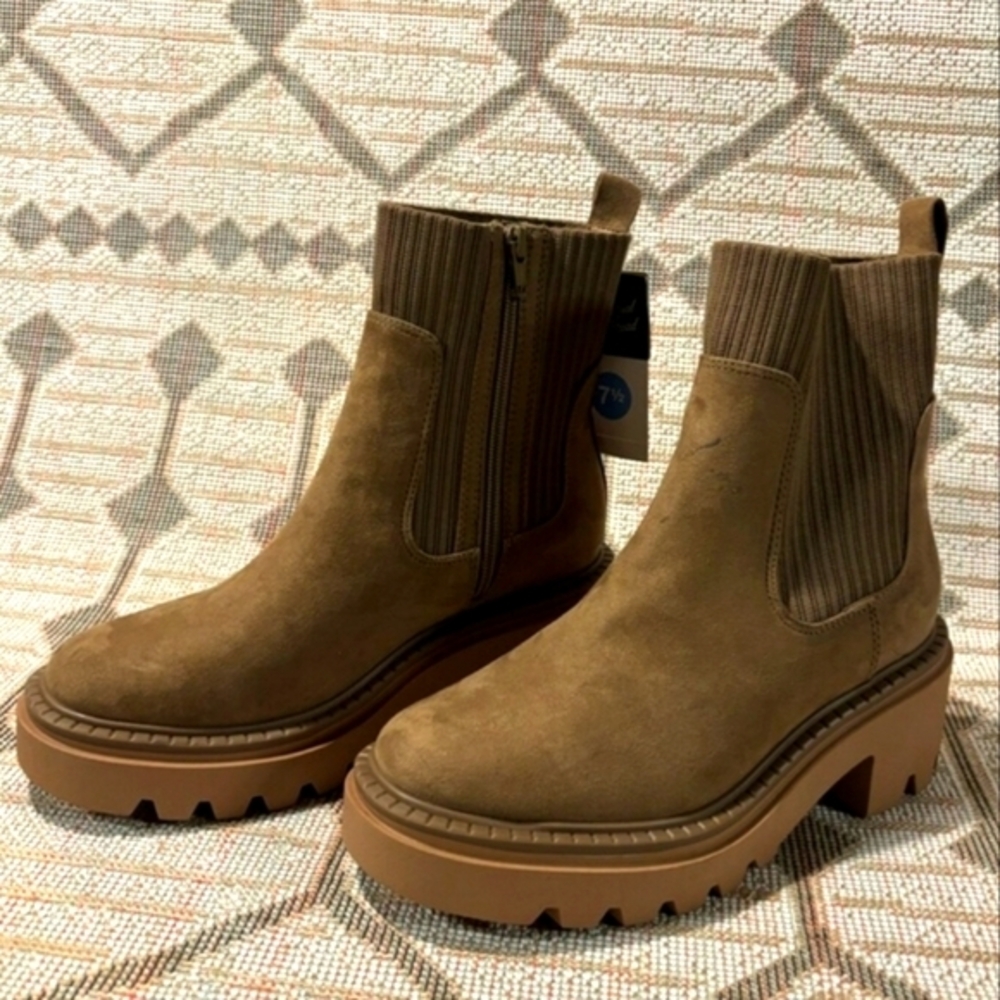 Brand: Universal Threads, Style: Kylie Side, Size: 7.5, Color: Tan